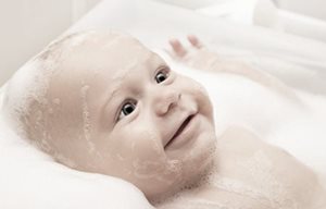 Bebé bañándose.